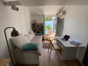Postel nebo postele na pokoji v ubytování Chambre Hyères près gare et mer