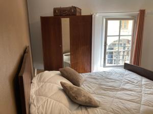 Voodi või voodid majutusasutuse Echoppe Ancienne Boutique de cordonnier avec jardin privé toas