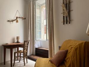 Istumisnurk majutusasutuses Echoppe Ancienne Boutique de cordonnier avec jardin privé