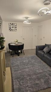 Χώρος καθιστικού στο Cosy three bedroom spacious house with parking and Wi-Fi for 7guests