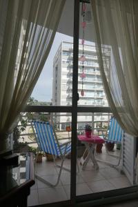 - un balcon avec deux chaises et une table dans l'établissement Depto con balcón, pleno centro, à San Nicolás de los Arroyos