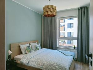 a bedroom with a bed and a window at Gold Key komfortowy apartament z balkonem, klimatyzacja i parkingiem in Pruszków +15 photos