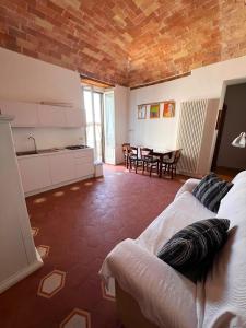 Una cocina y una sala de estar con un sofá y una mesa. en Agriturismo Villa Fiore, en Torano Nuovo