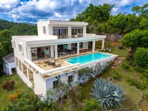 an aerial view of a house with a swimming pool at Villa Mustique - Perfect tropical paradise in El Limón