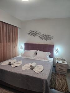 A bed or beds in a room at Theo and MS Luxurious Apartments