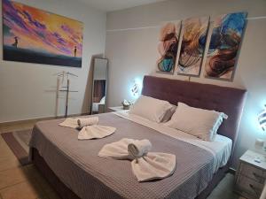 A bed or beds in a room at Theo and MS Luxurious Apartments