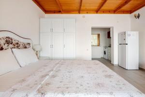 una grande camera da letto con letto e frigorifero di Marmara Yali Evi a Isola di Marmara