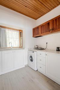 una cucina con lavatrice e finestra di Marmara Yali Evi a Isola di Marmara Altre 71 foto