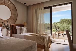 Giường trong phòng chung tại ARETIA Luxury Villa