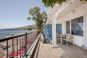 un balcone di una casa con vista sull'acqua di Marmara Yali Evi a Isola di Marmara