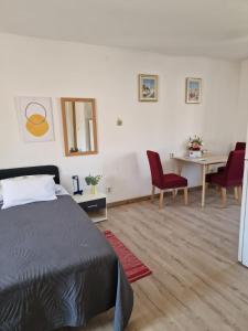 Postel nebo postele na pokoji v ubytování Apartments Tragurion