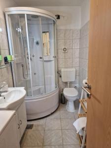 Koupelna v ubytování Apartments Tragurion