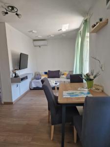 TV a/nebo společenská místnost v ubytování Apartments Tragurion + 37 fotografií