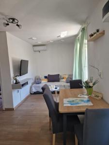 TV a/nebo společenská místnost v ubytování Apartments Tragurion