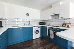 Η κουζίνα ή μικρή κουζίνα στο Platform West Hull 2 bed Apartment with Parking