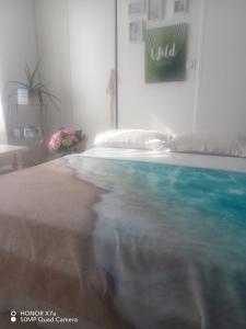 フレジュスにあるchambre chez l'habitantのベッドとプールのある寝室