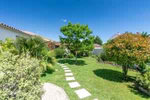 ノヴにあるLa roulotte de Valouの草の中の木道のある庭