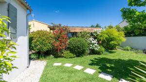 ノヴにあるLa roulotte de Valouの植花の庭付き裏庭 +6枚の写真