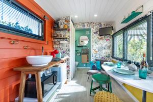 a kitchen with orange walls and a sink in a room at La roulotte de Valou in Noves