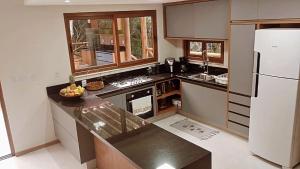 Kuchyň nebo kuchyňský kout v ubytování Villa Tropical PdF Completo Cozinheira excelente opcional