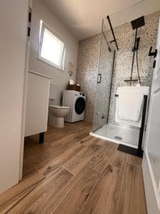 a bathroom with a shower and a sink and a toilet at Apartmani la Barquera in Brodarica