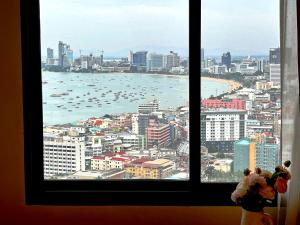 Nespecifikovaný výhled na destinaci Pattaya South nebo výhled na město při pohledu z apartmánu