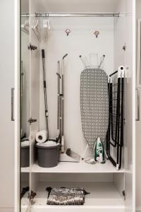 ein Regal mit Baseballausrüstung in einem Badezimmer in der Unterkunft Stylish Urban Stay at Marina, Studio with All Essentials in Dubai