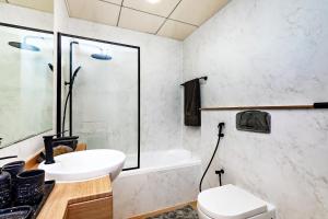 ein Badezimmer mit Waschbecken, Toilette und Badewanne in der Unterkunft Stylish Urban Stay at Marina, Studio with All Essentials in Dubai + 28 Fotos