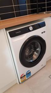 - Lavadora blanca en la cocina en Your Aussie Homestay, en Evandale
