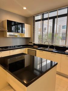 Køkken eller tekøkken på Central BKK Luxuxy Pool Villa 4BR + 7 billeder