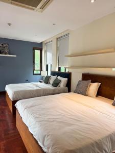 En eller flere senge i et værelse på Central BKK Luxuxy Pool Villa 4BR