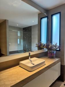 Et badeværelse på Central BKK Luxuxy Pool Villa 4BR