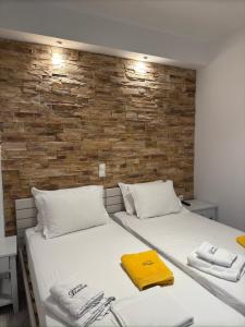 Postel nebo postele na pokoji v ubytování Dimitra Hotel