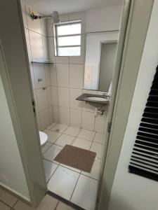 a bathroom with a toilet and a sink at Apartmento Valencia in Franca