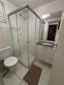 a bathroom with a shower and a toilet and a sink at Apartmento Valencia in Franca
