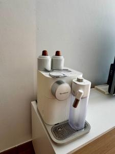 a coffee machine with three cups on a counter at PLAYA Finisterre in Fisterra