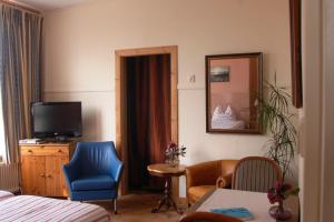 - une chambre d'hôtel avec un lit et un miroir dans l'établissement 't Oude Veerhuis, à Heerewaarden
