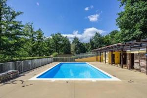 a swimming pool in the backyard of a house at Studio Les Epicéas in Boersch
