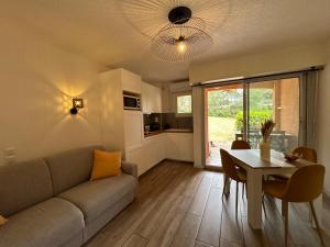 un salon avec un canapé et une table dans l'établissement Charmant Appartement climatisé - Wifi, à Saint-Raphaël