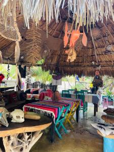 Restaurace v ubytování Casa Jade Ecobungalows Las coloradas + 37 fotografií