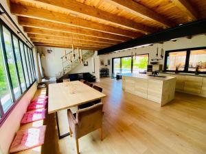 カランテックにあるVilla le 25 - Piscine et Sauna au bourg de Carantecのテーブルと椅子のある広いリビングルーム +55枚の写真