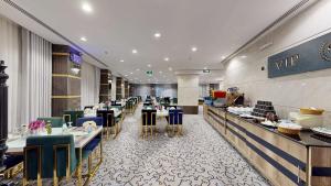 a dining room with tables and chairs in a restaurant at جراند الشهباء Grand Alshahba Hotel in Al Madinah