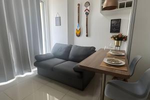 a living room with a couch and a table at Apt de Luxo III no Shopping DF Plaza - Aguas Claras in Brasilia