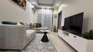 TV a/nebo společenská místnost v ubytování Skyline Heights Apartments Naguru