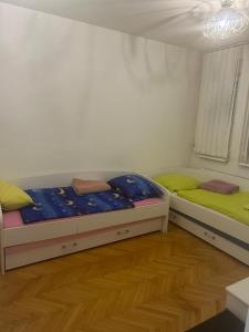 Postel nebo postele na pokoji v ubytování Wing apartman