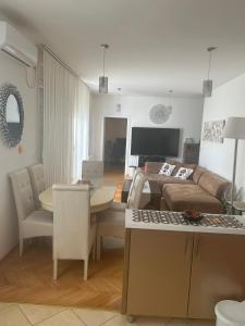 Kuchyň nebo kuchyňský kout v ubytování Wing apartman