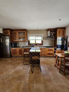 cocina grande con armarios de madera y electrodomésticos de acero inoxidable en Ca n'Estrella, en Santa Gertrudis