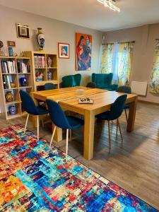 a room with a table and chairs and a rug at Solgne in Solgne