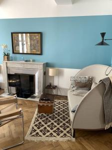 a living room with a couch and a fireplace at Maison Thaïs, deux pièces de charme in Autun
