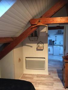 una mansarda con cucina e soffitto di Toit et Moi a Le Mont-Dore 1 altra foto